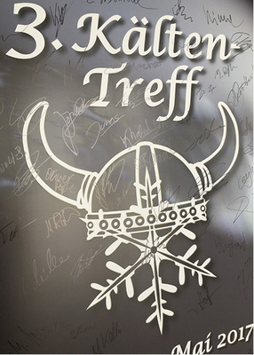 
Alle Teilnehmer verewigten sich mit ihrer Unterschrift auf dem 
Kälten-Rollup.

