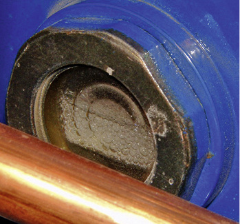 Im Verdichterschauglas ist eine deutliche Schaumbildung zu erkennen. Das 
deutet auf ein Vorhandensein von flüssigem Kältemittel im Öl hin.


