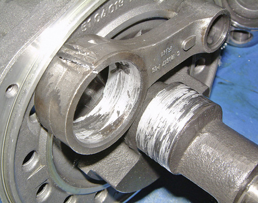 In diesem Bild hat ein förmliches Verschweißen von Aluminiumabrieb der 
Pleuel auf der Kurbelwelle stattgefunden. Dies wird durch Schnellverdampfung 
des flüssigen Kältemittels aus dem Öl verursacht, welches die Schmierung 
aus den Lagern wäscht“.

