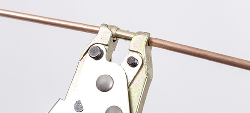 Mit der Handmontagezange wird eine hermetische Verbindung hergestellt.


