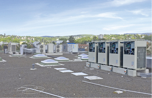 Installation der Außengeräte auf der Dachfläche. Kompakte Abmessungen 
ermöglichen viel Leistung auf geringem Raum. Die Geräte sind von der 
Straße aus nicht sichtbar.

