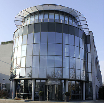 Durch die nach Süden ausgerichtete Glasfassade wird es in den Büros der 
Hauptverwaltung der Schnellecke Gruppe sehr warm.

