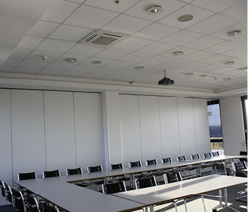 Einer der neu klimatisierten Besprechungsräume

