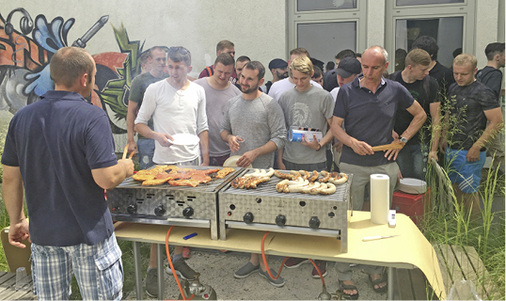 Zur Stärkung nach den Vorträgen gab es marinierte Putenbrustfilets, 
Grillwürstchen und Kartoffelsalat.


