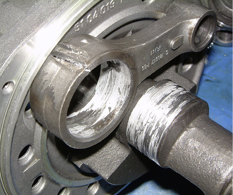 Bild 4: Die Bildung von Flashgas führte zur mangelhaften Schmierung der 
Lager. Man kann sehen, wo das große Pleuel-Auge die Kurbelwelle blockiert.

