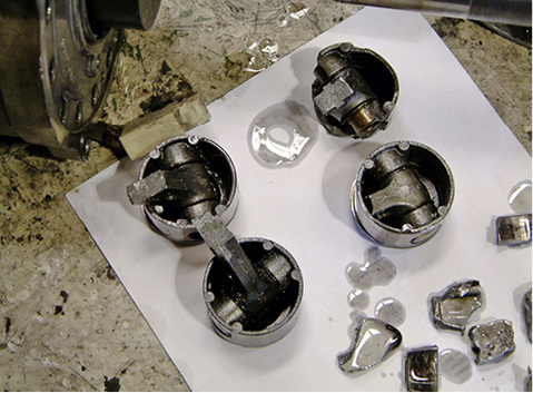 Bild 5: Durch die Bildung von Flashgas sind die Lager nicht mehr ausreichend 
geschmiert, das Pleuel blockiert die Kurbelwelle, während der Motor 
weiterdreht, was zum Bruch des Pleuels führt.

