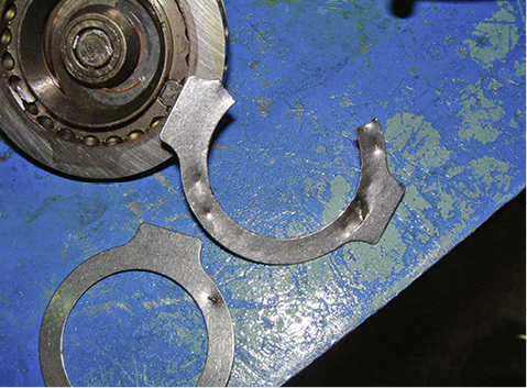 Bild 6: Schäden an den Druckventilen auf diesem Bild sind auf 
Flüssigkeitsschläge zurückzuführen. Die Mischung aus Öl und Flüssigkeit 
ist teilweise nicht komprimierbar.

