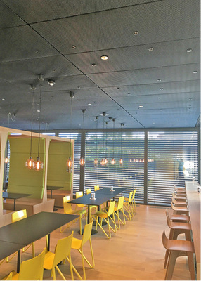 
Im firmeneigenen Mitarbeiterrestaurant wurde eine 280 m
2
große Streckmetalldecke Varicool installiert, die neben der Temperierung zum 
offenen und modernen Charakter des Bereichs beiträgt.

