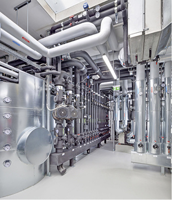 Außerdem verfügt die Kältezentrale über jeweils einen Pufferspeicher für 
Hoch- und Niedertemperaturen mit 90/80 °C bzw. 41/34 °C, sodass der 
Energieverbrauch zur Erzeugung der benötigten Temperatur niedrig gehalten 
werden kann.

