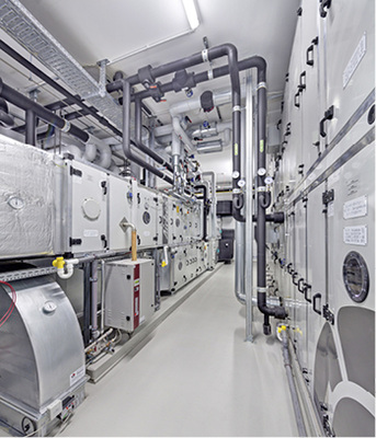 Die Steuerung der Raumlufttechnik erfolgt über die Luftzentrale. Da sowohl 
die Maschinenkühlung als auch die Hallenkühlung zentral erfolgt, kann das 
Blockheizkraftwerk, das Strom, Wärme und Kälte bereitstellt, sowohl im 
Sommer als auch im Winter…