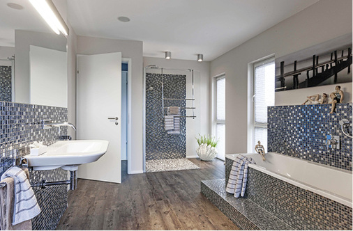 Die Komfortlüftung führt den Wohnräumen permanent Frischluft zu. Die 
herausgeleitete Abluft gibt ihre Wärmeenergie an die eingeleitete Frischluft 
zurück. Das bedeutet permanente Frischluft ohne Zug und ohne Wärmeverluste 
über dezente Bodenauslässe.

