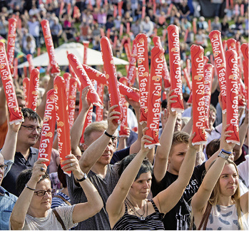 Gute Stimmung den ganzen Tag: Höhepunkt des Festivals war der von allen 
Teilnehmern gesungene Jahrhundertsong.

