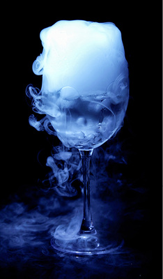 
Unter dem Handelsnamen Kohlensäure“ begegnet uns CO
2
  in vielen Erfrischungsgetränken und in anderen Bereichen, z. B. bei der 
Trinkwasseraufbereitung.

 - © www.thinkstock.com

