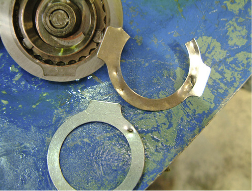 Bild 2: Die verformten, durchlöcherten oder gebrochenen Ventile sind eine 
direkte Folge von Flüssigkeitsschlägen. Flüssiges Kältemittel lässt sich 
nicht komprimieren.


