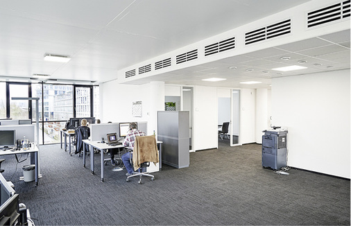 Kanaleinbaugeräte und dezentrale Lossnay-Lüftungsgeräte versorgen die 
Großraumbüros mit frischer, vorkonditionierter Luft.

