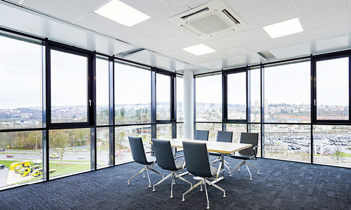 Die Besprechungsräume werden über 4-Wege-Deckenkassetten klimatisiert.

