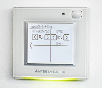 Ein Sensor (rechts oberhalb des Displays) erkennt, ob sich Personen im Raum 
befinden. Anhand dieser Information regelt die Fernbedienung die Temperatur 
automatisch.

