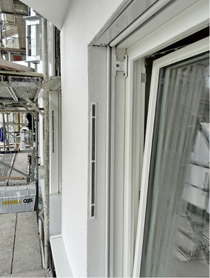 
Eingebaut ist vom Fassadenelement nur noch eine kleine Öffnung neben dem 
Fenster zu sehen.

