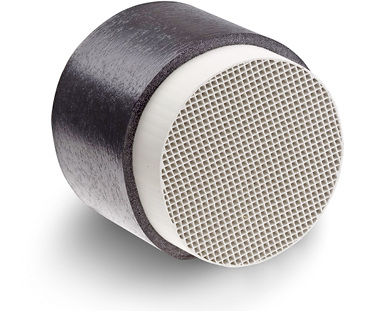 
Der kompakte Wärmespeicher aus einem Keramik-Verbundwerkstoff erreicht einen 
thermischen Wirkungsgrad von mittleren 90,6 Prozent.

