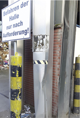 Anfahrunfälle am Tor durch einen Gabelstapler passieren häufig.

