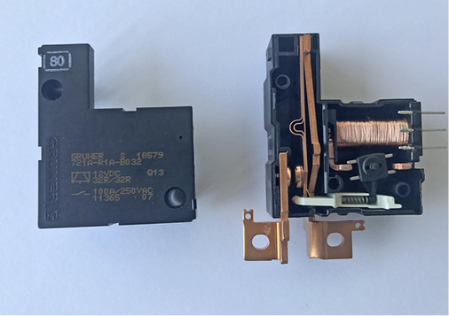 Das Original-Relais Type 721 von Gruner zum Vergleich: Es stimmen zum 
Beispiel die Betätigungsmechanik und die Ausgestaltung der Kontaktfedern 
überein.

