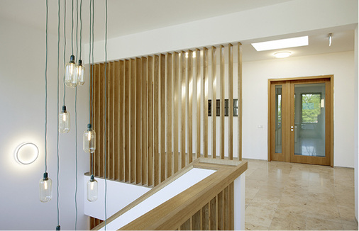 
Bei der Auswahl der Baustoffe legte der Bauherr neben ansprechender Optik 
großen Wert auf langlebige Materialien und ressourcenschonende Technik.

