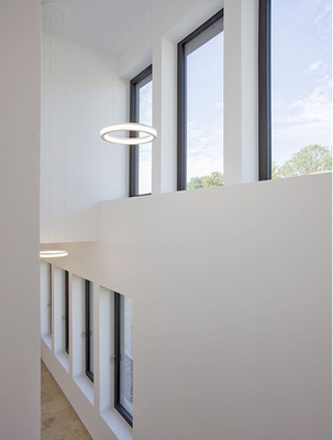 
Die vier Einheiten im 1. Obergeschoss und drei Einheiten im Staffelgeschoss 
erreichen die Besucher über ein großzügiges, natürlich belichtetes 
Treppenhaus.

