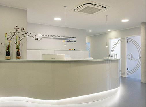 
In den Praxen wurde die Klimatisierung optisch völlig unauffällig mit 
flachen Kanalanschlussgeräten in bauseitigen Abkofferungen realisiert. 
Außerdem wurden insgesamt neun Round-Flow Deckenkassetten von Daikin 
montiert, wie hier im Empfangsraum.

