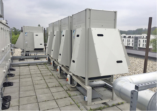 
Das dreigeschossige Gesundheitshaus wird komplett über sieben Daikin 
Luft/Luft-Wärmepumpen mit Kanal-Anschlussgeräten geheizt, gekühlt und 
belüftet.

