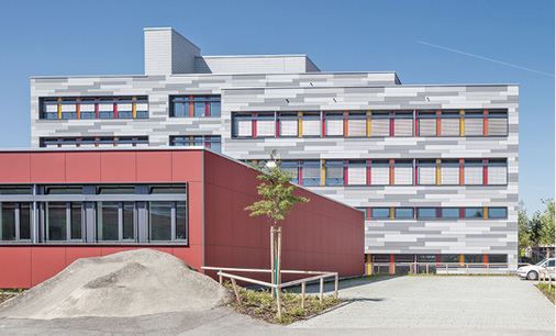 
Im Rahmen der Generalsanierung wurde eine natürliche Lüftung als 
Einzelraumregelung und Nachtauskühlung realisiert.

