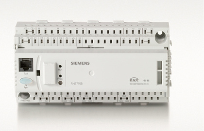 Die Steuerzentrale RMB 795B von Siemens schlägt auf der Steuerungsebene die 
Brücke zwischen den Gewerken, indem sie die Kommunikation zwischen Elektro- 
und HLK-Technik auf KNX-Basis ermöglicht.

