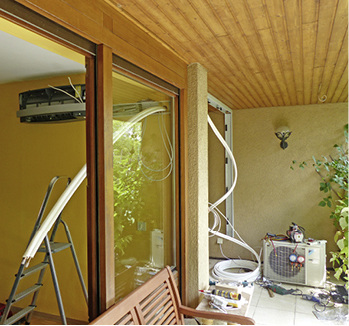 Die Kältemittelleitung wird durch das Kernbohrloch nach draußen zum 
Außengerät geführt.

