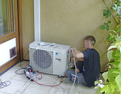 Einer der letzten Schritte: Der Kälteanlagenbauer kümmert sich um die 
elektrische Stromversorgung.


