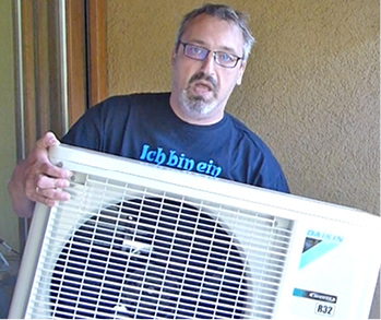 Der KK-Redakteur mit der 35 kg schweren R32-Außeneinheit

