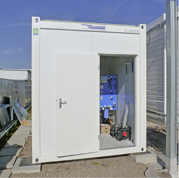 Dieser Container mit Komponenten für Wasserenthärtung und Umkehrosmose 
sowie einer Pumpenstation ist auf dem Gebäudedach aufgestellt.

