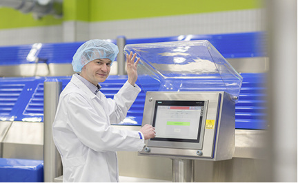 Christian Wicht, Leiter Technik & IT, bedient einen der beiden Linde-Froster 
am Produktionsstandort in Stegaurach bei Bamberg.


