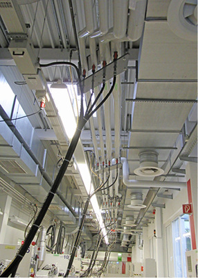 Eine große Menge Kühlwasser ist notwendig, um die Anlagen vor Überhitzung 
zu schützen. Maschinen und Werkzeuge werden durch angeschlossene 
Rohrleitungen permanent damit versorgt.


