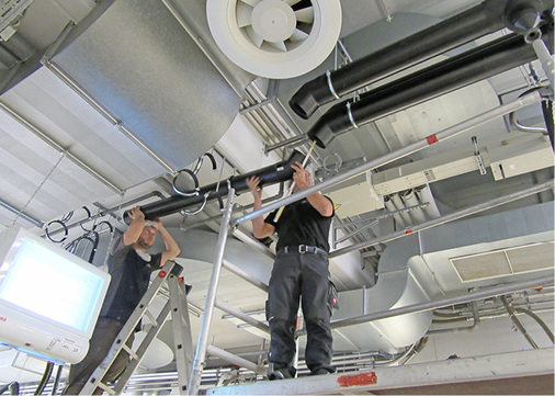 Da die Installateure die bereits gedämmten Rohre betriebsfertig unterhalb 
der Decke anbringen konnten, waren die Arbeiten bereits nach drei Wochen 
abgeschlossen.


