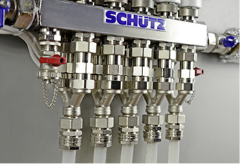 Elektrische Stellantriebe schalten entsprechend der Raumanforderung des 
individuellen Thermostats den Verteiler auf Heizen oder Kühlen. Y-Stücke, 
die beide Verteiler miteinander verbinden, führen dann wahlweise kaltes oder 
warmes Wasser in den…