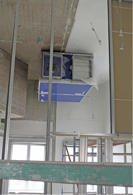 
Die zentralen Lüftungsgeräte bauten die Fachhandwerker in dezentraler Weise 
ein. Eine begehbare Zwischendecke beherbergt jetzt die beiden Duplex-Geräte, 
die Büros und Versammlungsräume mit Frischluft versorgen.

