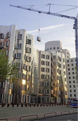 
Platzmangel im Inneren des Gebäudes machte eine Einbringung über das Dach 
des silbernen Gehry-Baus nötig. Von dort gelangten die Geräte dann ins 
Innere.

