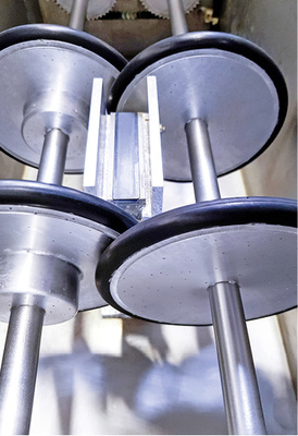 Bild 4: Wasserbad mit dem Phased-Array-Sensor und der Vorrichtung, die das 
Probestück nach jeder Messung um einen bestimmten Winkel weiterdreht, damit 
sich ein komplettes Bild für die Qualität der Lötverbindung ergibt.


