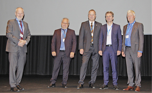
Mit der silbernen Ehrennadel für die 25-jährige DKV-Mitgliedschaft wurden 
Stefan Pietrek, Jürgen Süß, Michael Hendriks und Claus Maika durch den 
DKV-Vorsitzenden Ullrich Hesse (l.) ausgezeichnet.

 - © SI

