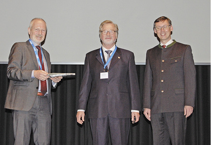 
Bernhard Renk (Mitte) erhielt die goldene Ehrennadel für 40 Jahre 
DKV-Mitgliedschaft.

 - © SI

