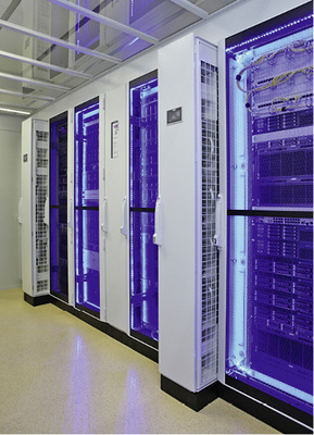 
Reihenkühlung mit LCP CW: Das LCP entfaltet seine größte Leistung und 
Effizienz in Verbindung mit der Rittal Gang-Schottung. Ein Doppelboden ist 
bei diesem Produkt nicht notwendig.

