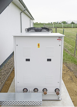 
Überschüssige Abwärme wird im Sommer über eine Rückkühlereinheit nach 
außen transportiert.

