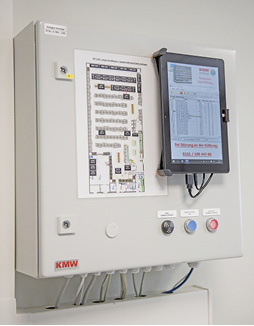 
Alle klimarelevanten Funktionen wie Kälteversorgung, Wärmerückgewinnung 
und Klimatisierung werden bei NP über das zentrale Kontroll- und 
Steuerungssystem geregelt. Das bedienfreundliche Tablet im Marktleiterbüro 
zeichnet alle Vorgänge auf.

