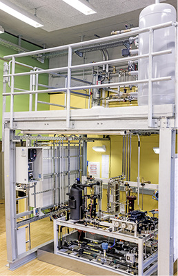 
Bild 3: CO
2
-Kälteanlage der Hochschule Biberach – unten die Kältemaschine mit 
Kältemittelkreislauf, oben der beheizbare Kaltwasserspeicher im 
Kältenutzungskreislauf und der im Labor liegende Teil des 
Rückkühlkreislaufs

