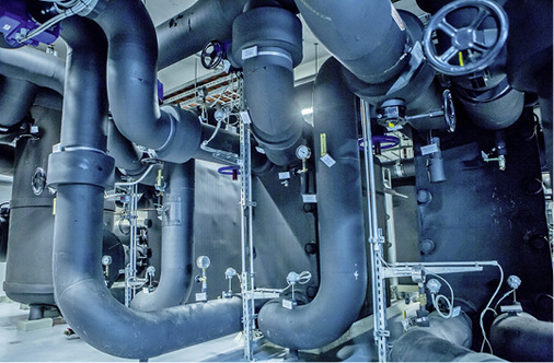 Am Standort Stachus betreiben die Stadtwerke München eine Kältezentrale mit 
einer Erzeugungsleistung von 12 MW. Im Sommer dient das Grundwasser bzw. 
Stadtbachwasser primär zur Rückkühlung der Kältemaschinen, im Winter wird 
weitgehend natürlich gekühlt…