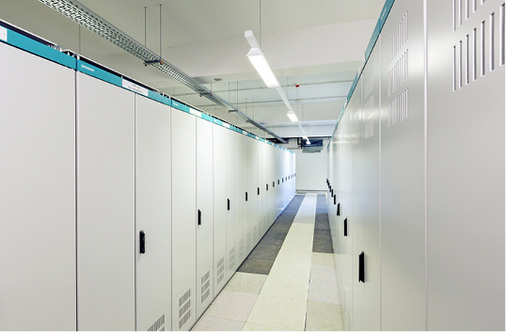 Die Serverraumkühlung ist Teil des Energiekonzeptes: Die abgeführte Wärme 
kann zum Heizen der Büros, des Besprechungsraumes, der Leitwarte und der 
Teeküche genutzt werden.


